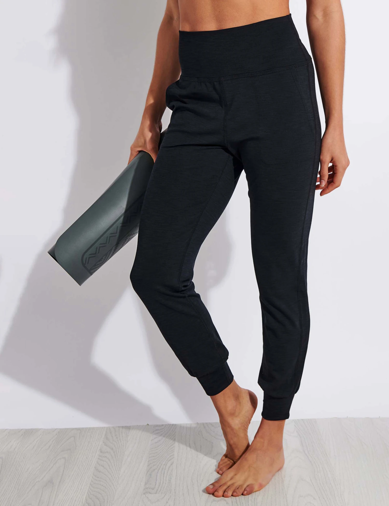 Beyond Yoga Heather Rib Fitted Midi Jogger - Black Heather 3 Beyond Yoga Heather Rib Fitted Midi Jogger - Black Heather