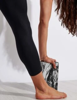 Girlfriend Collective Compressive High Waisted 7/8 Legging - Black -Sportswear Store Girlfriend Compressive Legging 7 8 Black 0026