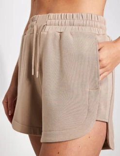 Varley Keely High Rise Short - Light Taupe 11 Varley Keely High Rise Short - Light Taupe -Sportswear Store VARLEY keely high rise short 4 VAR01559 light taupe 0006 a3427478 7ba8 41a1 a89c c32a49e9015a